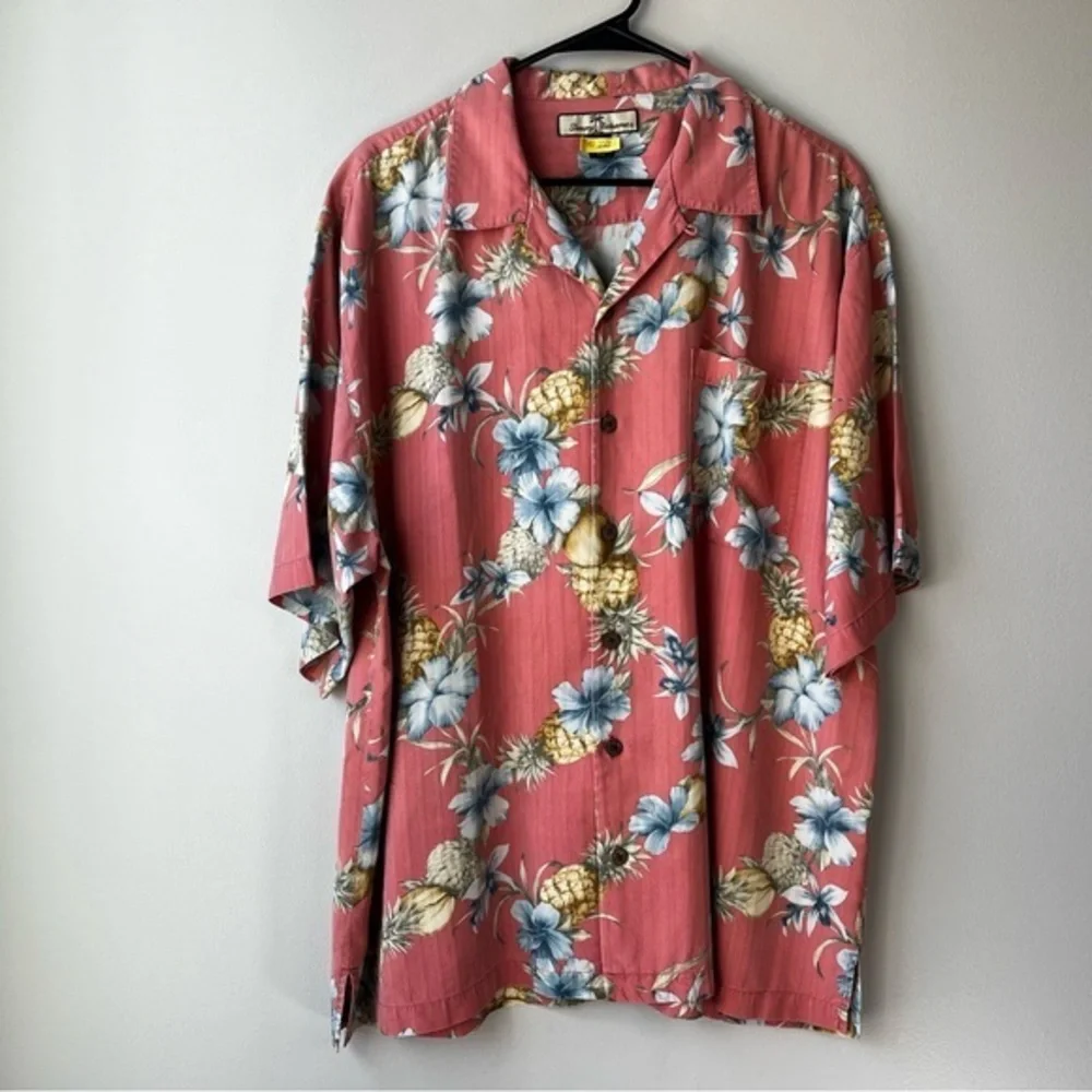VTG Tommy Bahama Mens XL Pink Blue Hawaiian Button Up Silk SS Shirt Resortwear